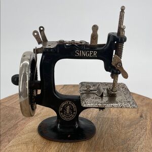 Vintage 1910’s-1930’s Singer Model 20 Black Miniature Toy Sewing Machine